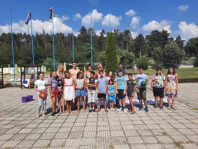 „Синьо лято“ отново събра децата на плажа за игри и забавления